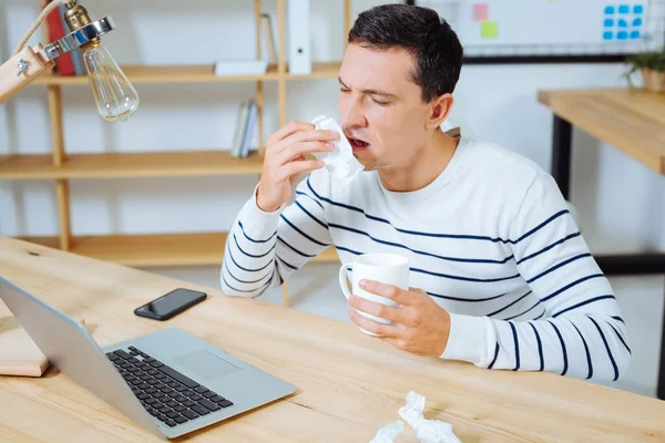 Yorgun adam çay içmeye giderken