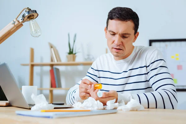 Attente kantoormedewerker gieten neer pillen — Stockfoto