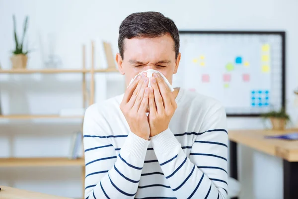 Mal hombre cubriendo su cara — Foto de Stock