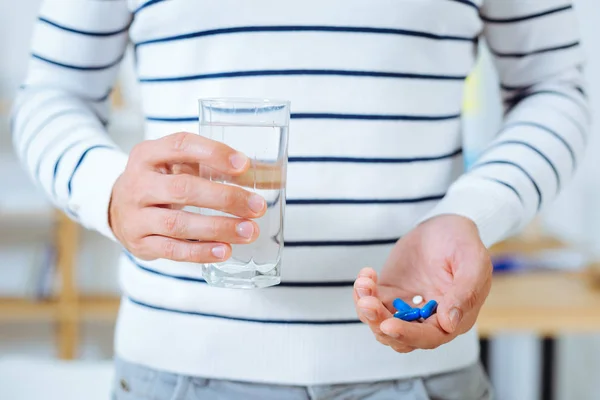 Nahaufnahme einer männlichen Hand, die Pillen demonstriert — Stockfoto