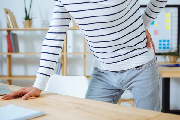 Primer plano de la persona masculina que se apoya en la mesa — Foto de Stock