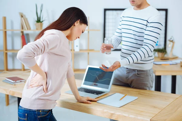 Un hombre amable ayudando a su colega enfermo — Foto de Stock