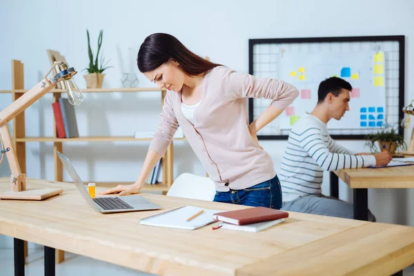 Geïrriteerde vrouwelijke persoon kijken naar haar laptop — Stockfoto