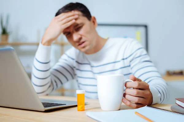 Müder Büroangestellter mit Kopfschmerzen — Stockfoto
