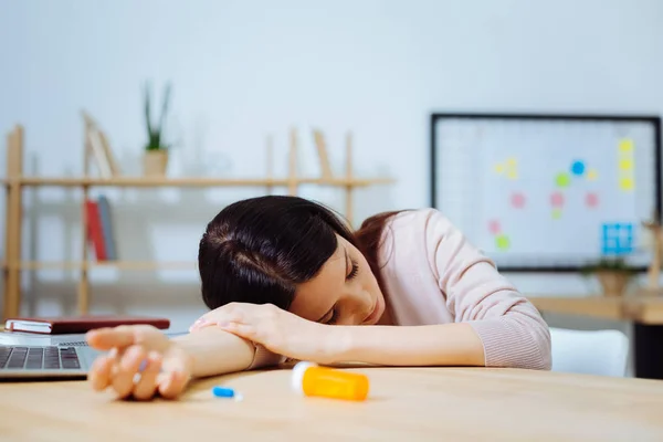 Utmattad unga kvinnliga sover på jobbet — Stockfoto