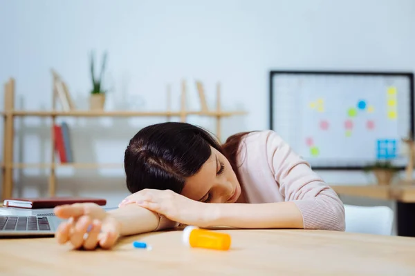 Mujer joven agotada durmiendo en el trabajo — Foto de Stock