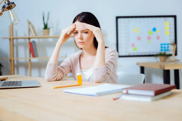 Trabajador de oficina atento que tiene algunos pensamientos — Foto de Stock