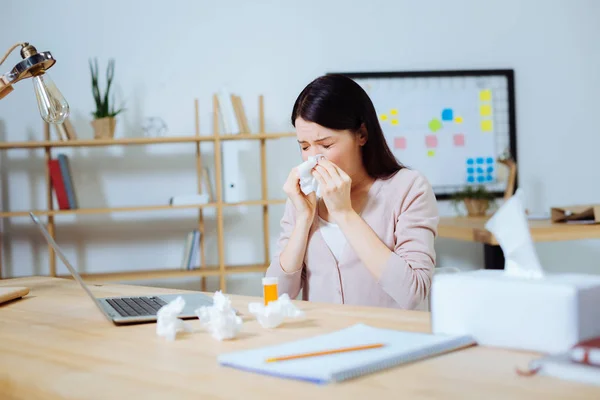 Frustrato femmina si sente molto male — Foto Stock