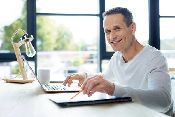 Blij positieve man op zoek naar jou — Stockfoto