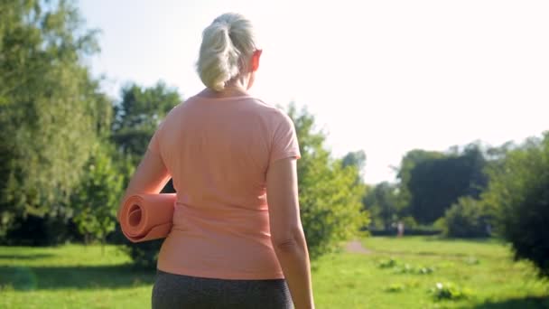 Woman going enjoy sport exercises — Stock Video