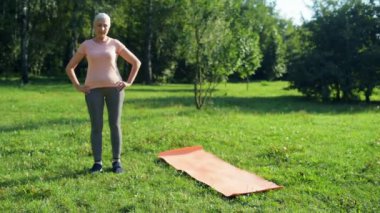 Isınma egzersizleri Park yapıyor kadın