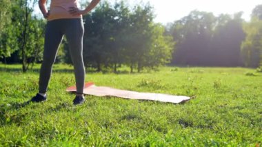 parkta kadının yapması germe egzersizleri