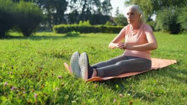 Güzel yaşlı kadının germe yapması 
