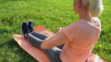 parkta kadının yapması germe egzersizleri