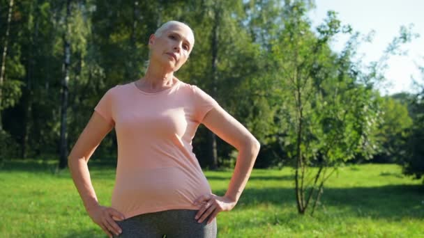 Woman doing morning exercises outdoors — Stock Video