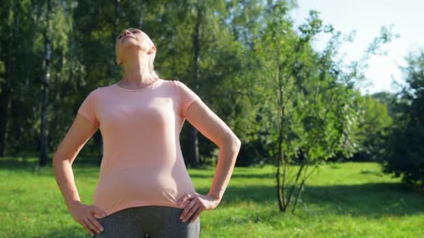 Mujer haciendo ejercicio de estiramiento al aire libre — Vídeos de Stock