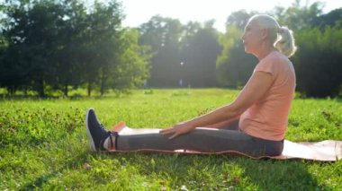 Sportif kadın vücudu germe