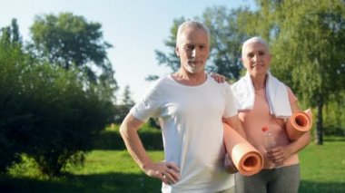  Çift ayakta parkta egzersiz minderi