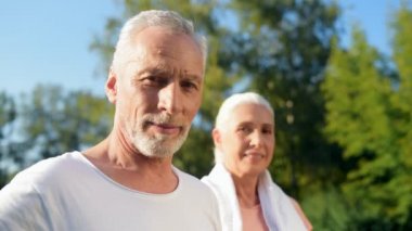 parkta yaşlı çift ayakta