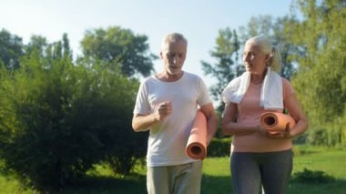 Park egzersizleri paspaslar ile yürüme Çift