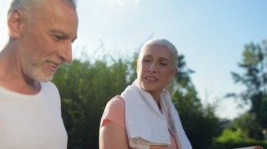 kocası ile parkta yürüyen kadın