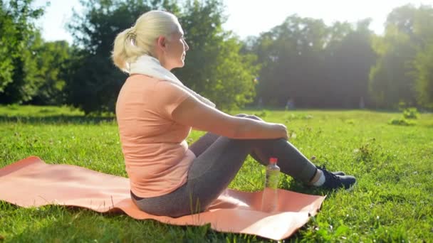 Женщина отдыхает после занятий спортом — стоковое видео
