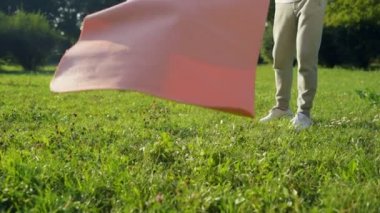 adam parkta sabah egzersizleri yapıyor başlamak üzere