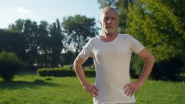 yaşlı adam Isınma egzersizleri yapıyor