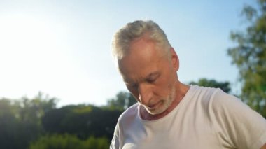 Isınma egzersizleri yapan erkek