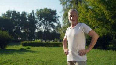 Sportif yaşlı adam parkta ayakta