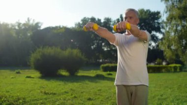 adam parkta dumbbells ile egzersiz