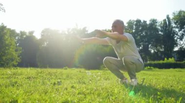 yaşlı adam parkta çömelme