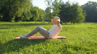 parkta karın egzersizi yapan erkek