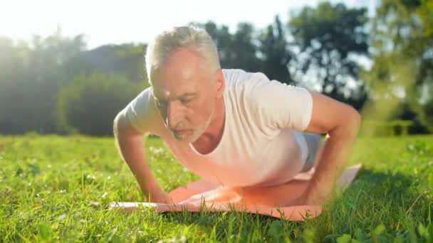 Man doing pushups in the park — стоковое видео