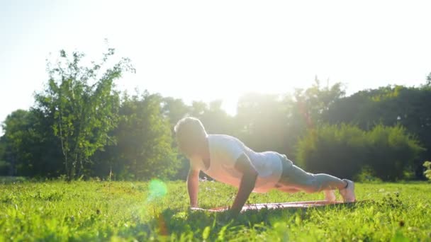 Man doet push up oefeningen — Stockvideo