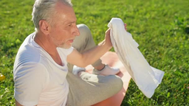 Mann ruht sich nach Sport-Übungen aus — Stockvideo