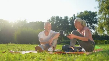 fiziksel egzersizleri yapıyor başlayan Çift