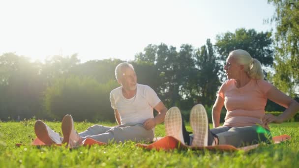 Couple finissant leurs exercices d'échauffement — Video