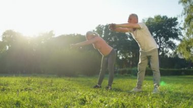 Isınma egzersizleri açık havada zevk coupe neşeli yaşlı