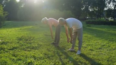 Pozitif açık havada yaşlı çift germe yapmak egzersizleri