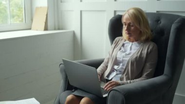 Özenli kadın evde çalışma