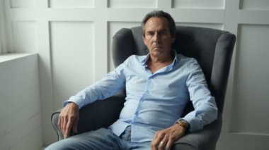 Sakin adam pencereden bakan