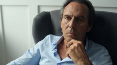 Orta yaşlı adamın sana bakarken yakın çekim