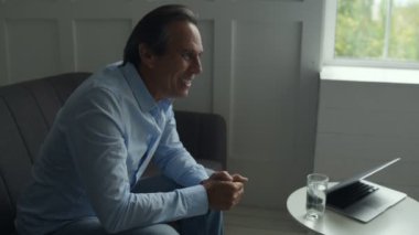 Pozitif adam ziyaret profesyonel psikiyatrist