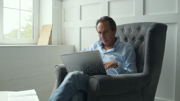 Concentrated man working with a laptop — Stock Video