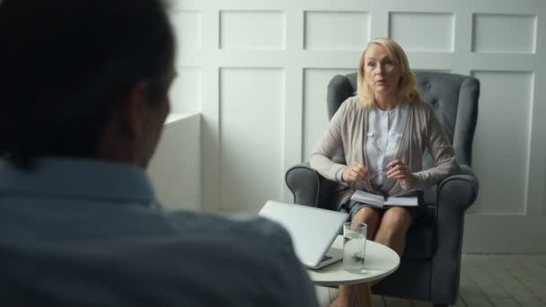 Experienced psychiatrist consulting her client — Stock Video