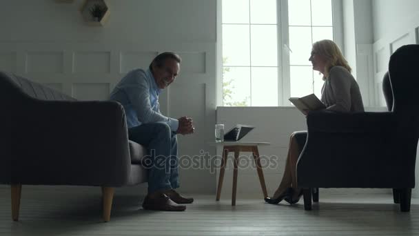 Sorrindo homem de meia-idade conversando com psicólogo — Vídeo de Stock