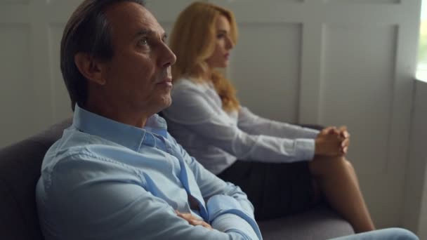 Besvikna paret sitter i psykologer office — Stockvideo