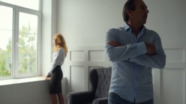 Memnun adam karısıyla konuşmaya sahip