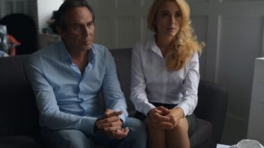 Üzgün aile ilişkilerini psikologlar ofis kurtarma